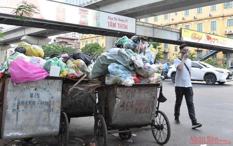 Trên nhiều tuyến phố, rác được chất đầy từ vỉa hè xuống dưới lề đường khiến người đi bộ buộc phải lưu thông ra tận lòng đường. Ùn ứ rác thải tại nhiều khu vực nội thành Hà Nội -3