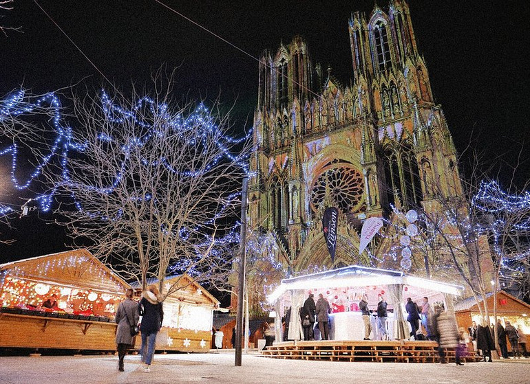Nhà thờ Đức Bà Reims nổi tiếng làm phông nền cho khu chợ. (Ảnh: Reims Tourisme) 10 khu chợ Giáng sinh huyền diệu ở châu Âu mở cửa trở lại -0