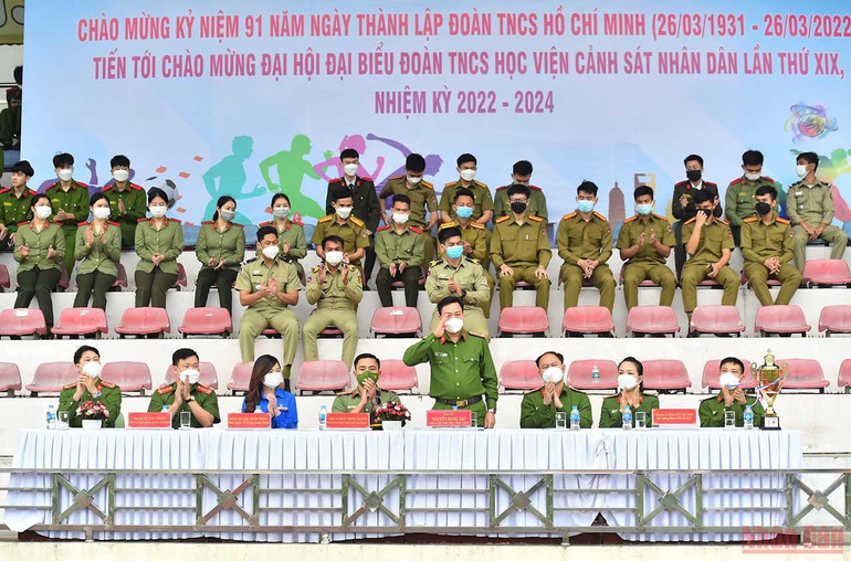 Các đại biểu dự lễ khai mạc hội thao. Thanh niên Công an nhân dân - Khỏe để xây dựng và bảo vệ Tổ quốc -0