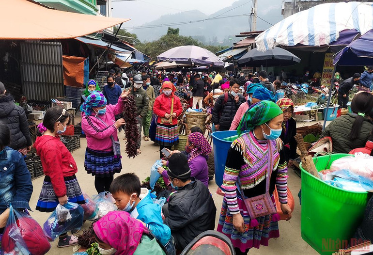 Độc đáo cảnh mẹ địu con đi chợ phiên Bắc Hà ngày giáp Tết -0