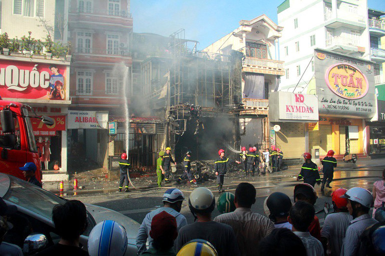 Cháy lớn shop thời trang ở trung tâm TP Huế -0