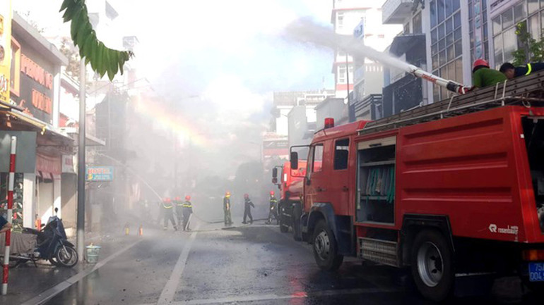 Cháy lớn shop thời trang ở trung tâm TP Huế -0