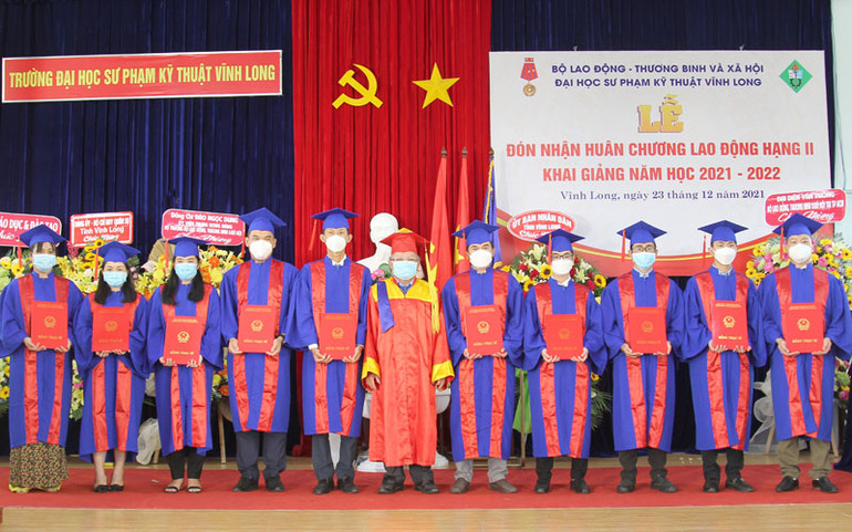 Trường Đại học Sư phạm Kỹ thuật Vĩnh Long đón nhận Huân chương Lao động hạng Nhì -0