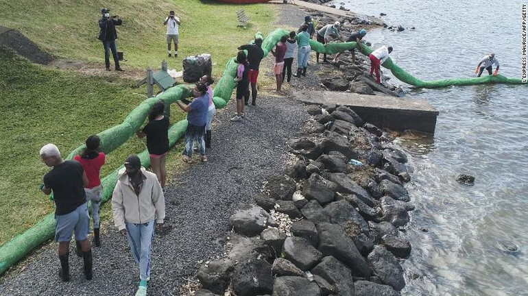 Con tàu rò rỉ dầu ngoài khơi Mauritius bị gãy làm đôi -0