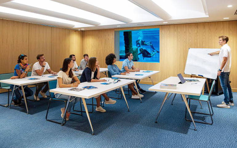 Sau tòa tháp cao nhất thế giới, Dubai mở cửa bể lặn sâu nhất thế giới -0