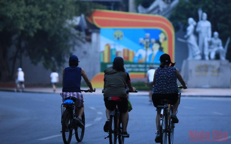 Người dân Hà Nội lại ra đường đạp xe tập thể dục bất chấp lệnh cấm theo Chỉ thị 15 -0