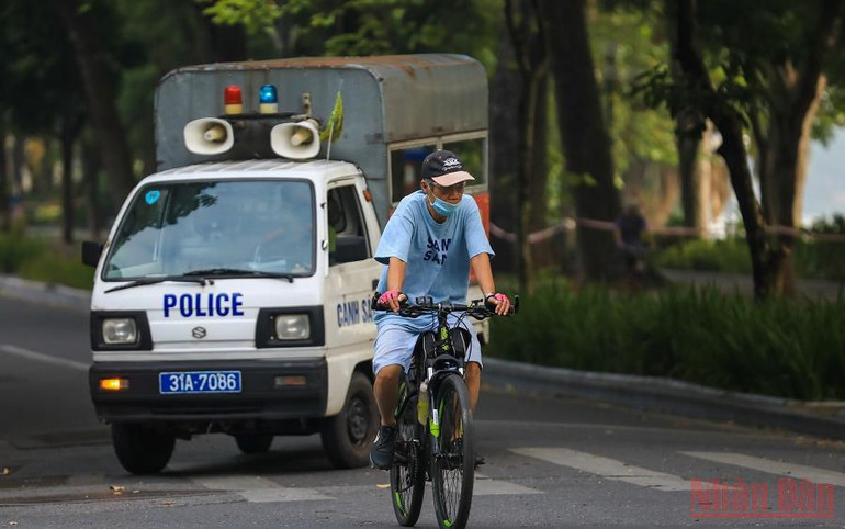 Người dân Hà Nội lại ra đường đạp xe tập thể dục bất chấp lệnh cấm theo Chỉ thị 15 -0