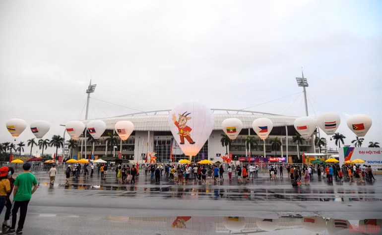 Sân vận động quốc gia Mỹ Đình nhộn nhịp trước giờ khai mạc SEA Games 31 ảnh 12 Không khí