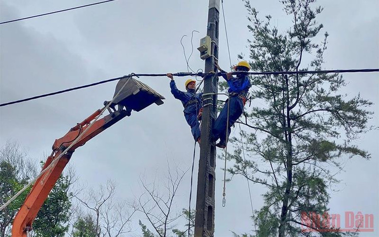 Cấp điện trở lại cho 100% khách hàng ở 4 địa phương ảnh hưởng bão số 8 -0