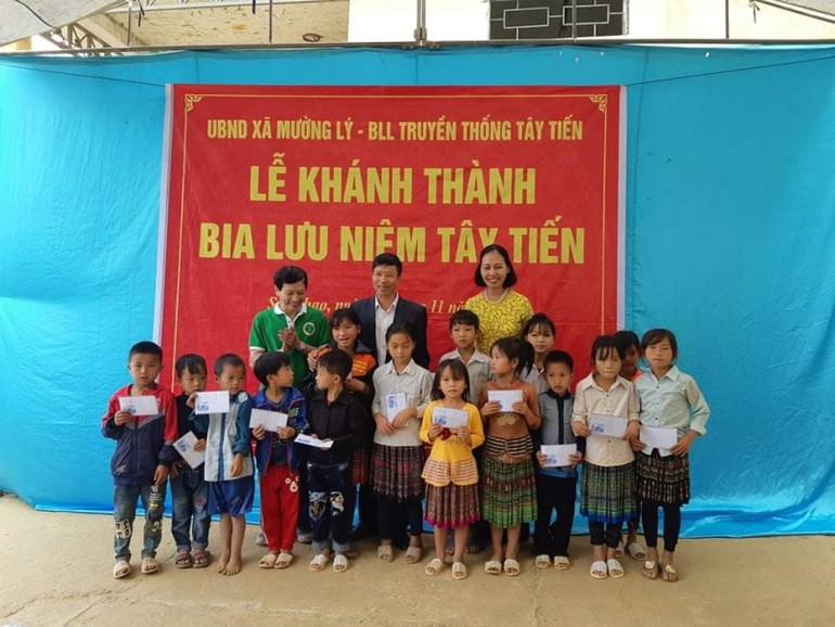 Đại diện Ban liên lạc Cựu chiến binh Tây Tiến trao học bổng cho các em học sinh nghèo học giỏi của Trường tiểu học Tây Tiến-Sài Khao. Khánh thành công trình Bia lưu niệm Tây Tiến -0