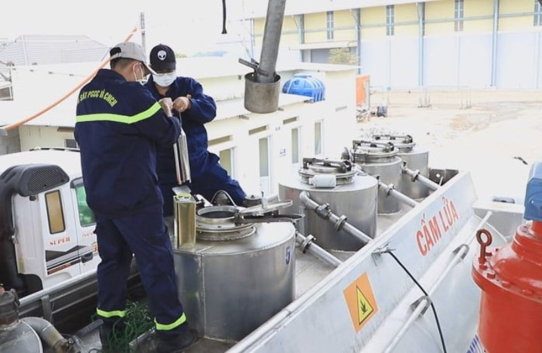 Lực lượng công an kiểm tra xăng bên trong các bồn. Khởi tố 33 bị can trong đường dây buôn lậu xăng giả -0