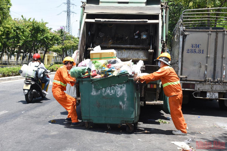 Lao động dưới trời nắng nóng gay gắt -0