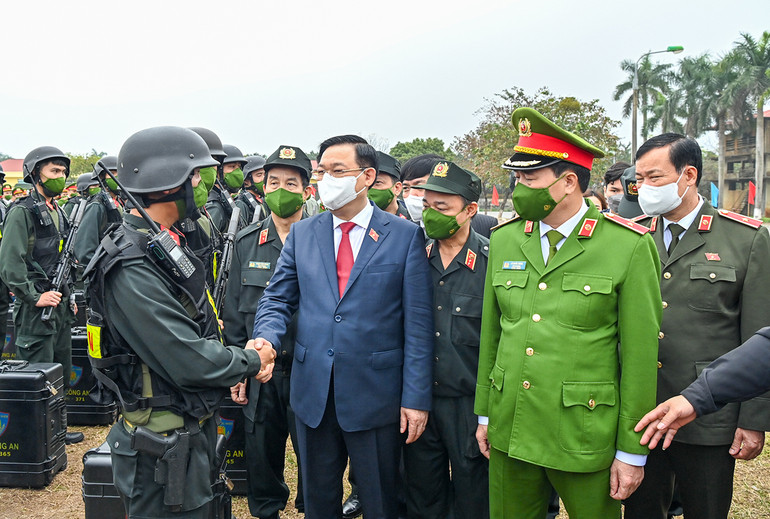 Chủ tịch Quốc hội Vương Đình Huệ thăm, chúc Tết lực lượng vũ trang tại Hà Nội -4