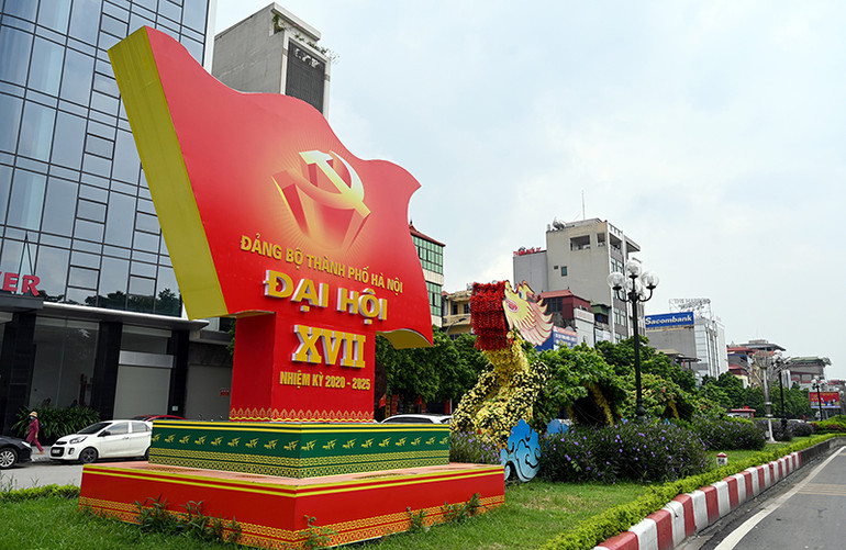 Đường phố Hà Nội rực rỡ cờ hoa chào mừng các sự kiện lớn -0