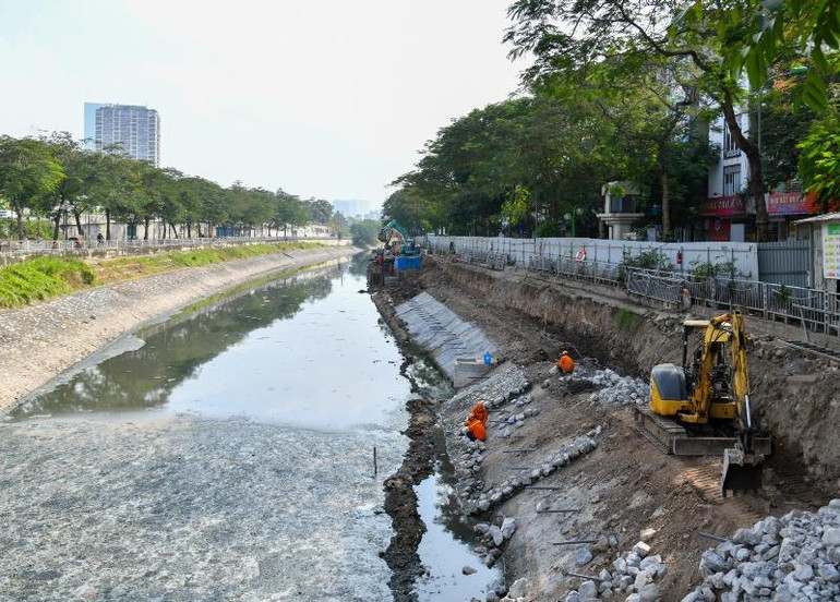 Công trình được khởi công tháng 5-2020, dự kiến hoàn thành sau bốn năm thi công. Thi công hệ thống cống ngầm gom nước thải sông Tô Lịch -0