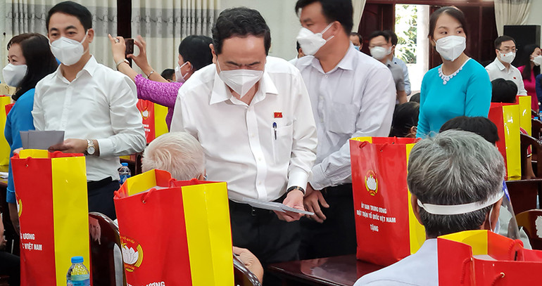 Phó Chủ tịch Quốc hội tặng quà Tết tại huyện Châu Thành A. Đồng chí Trần Thanh Mẫn tặng quà Tết cho gia đình chính sách, hộ nghèo ở Hậu Giang -0