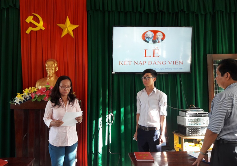 Bình Định quan tâm kết nạp Đảng trong học sinh, sinh viên -0
