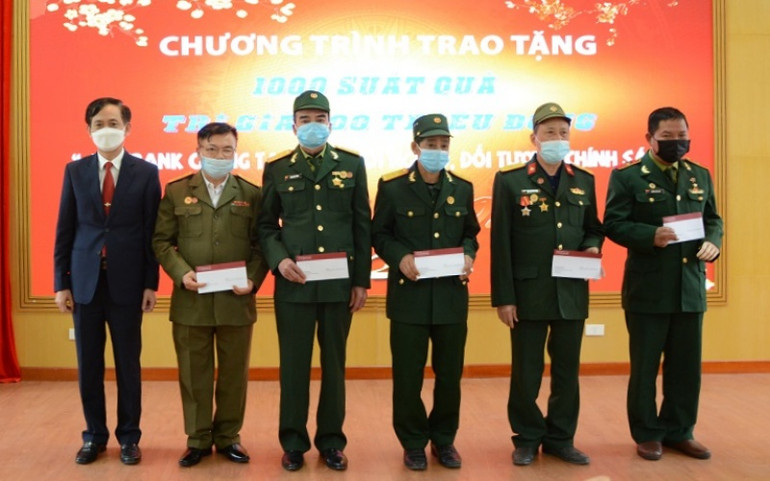 Yên Bái trao 1.000 suất quà Tết cho người nghèo -0