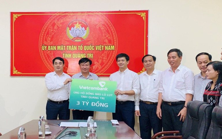 Vietcombank ủng hộ 11 tỷ đồng, chung tay cùng cán bộ, chiến sĩ và đồng bào miền trung vượt qua khó khăn trước thiên tai, lũ lụt -0