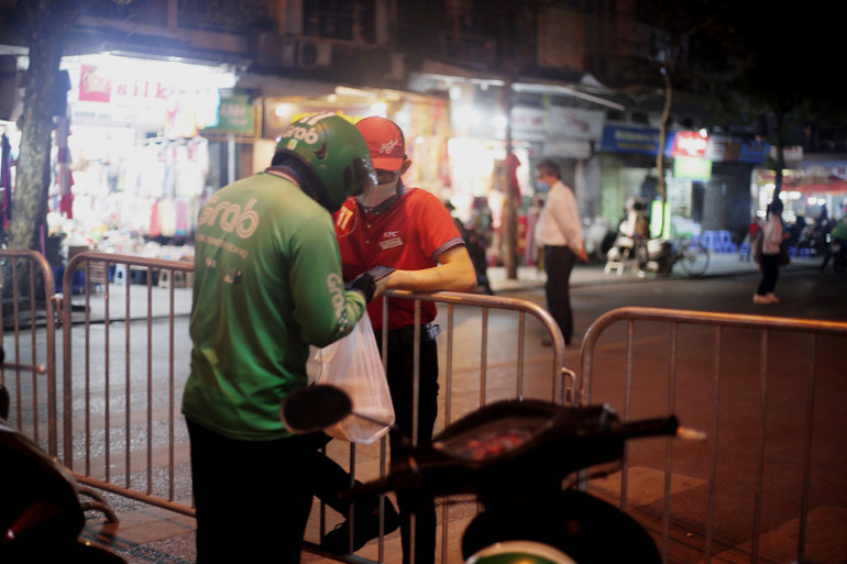 Phố đi bộ hồ Gươm vắng vẻ ngày đầu hoạt động trở lại -0