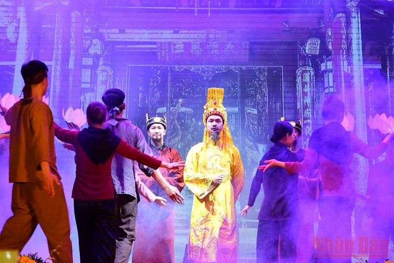 Tiết mục văn nghệ tại buổi lễ. (Ảnh: THỦY NGUYÊN) Quận Hoàn Kiếm đón bằng công nhận Di tích quốc gia đặc biệt đền Bạch Mã -0