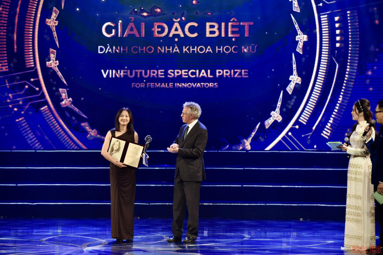 Giải Đặc biệt thứ hai dành cho “Nhà khoa học nữ” đã được trao cho Giáo sư Zhenan Bao (Mỹ). Những hình ảnh tại lễ trao giải lần thứ nhất Giải thưởng VinFuture -0