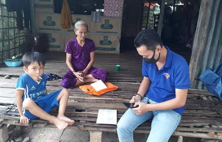 Đến tận nhà dân hướng dẫn cài Bluezone ở Đồng Tháp. Thấm đẫm màu áo xanh tình nguyện trong chiến dịch vận động cài Bluezone -0