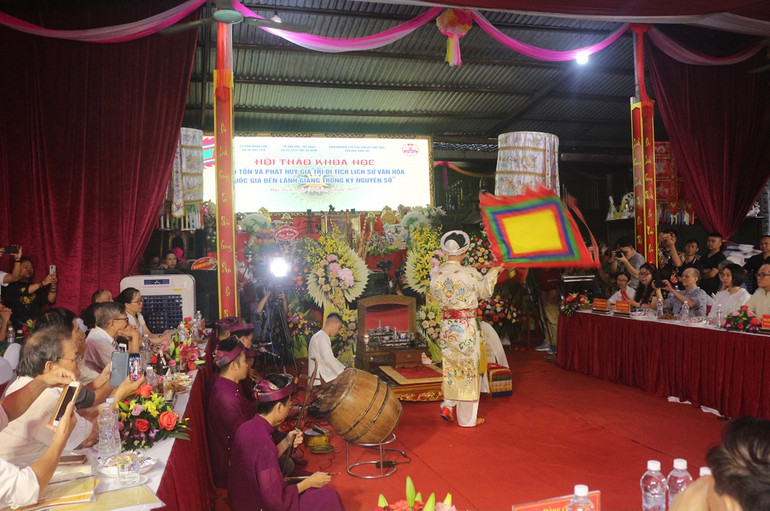 Giá hầu đồng Quan Tam phủ do Thủ nhang đền Lảnh Giang trình diễn tại hội thảo. Hội thảo khoa học “Bảo tồn và phát huy giá trị di tích lịch sử văn hóa Quốc gia đền Lảnh Giang trong Kỷ nguyên số” -0