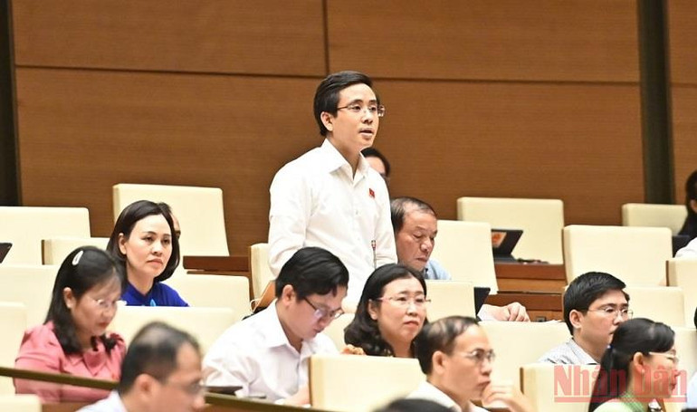 Đại biểu Nguyễn Thành Công (Ninh Bình) đặt câu hỏi về tiền ảo, tiền kỹ thuật số. (Ảnh: KHOA NGUYÊN) Thống đốc Ngân hàng Nhà nước: Việt Nam đang nghiên cứu về đồng tiền kỹ thuật số -0