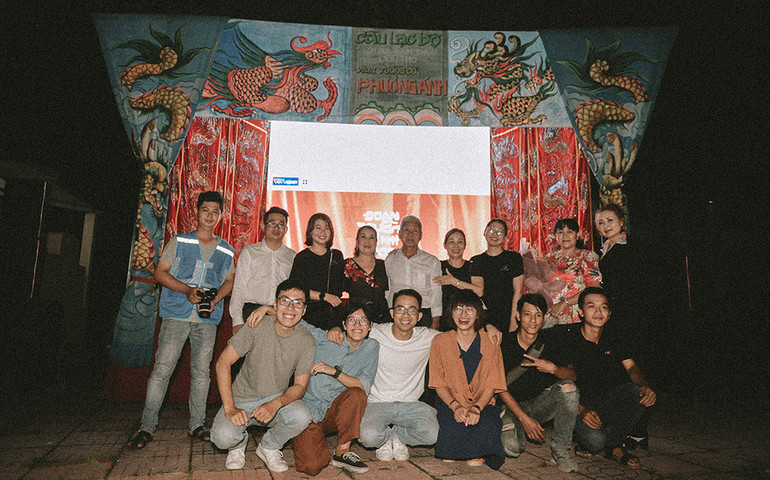 Ê kíp làm phim trong buổi chiếu tại Cần Thơ.