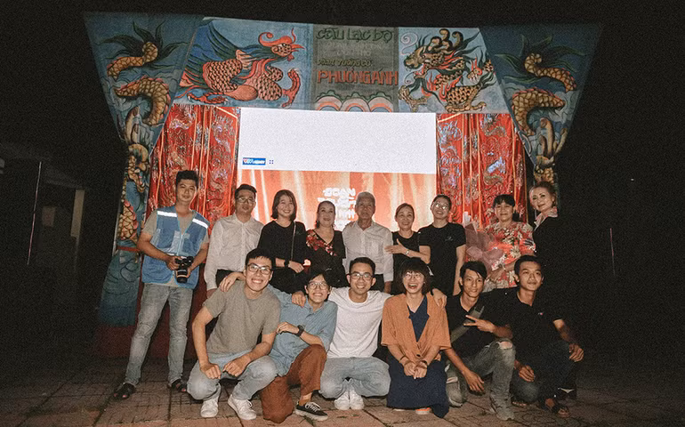 Ê kíp làm phim trong buổi chiếu tại Cần Thơ.