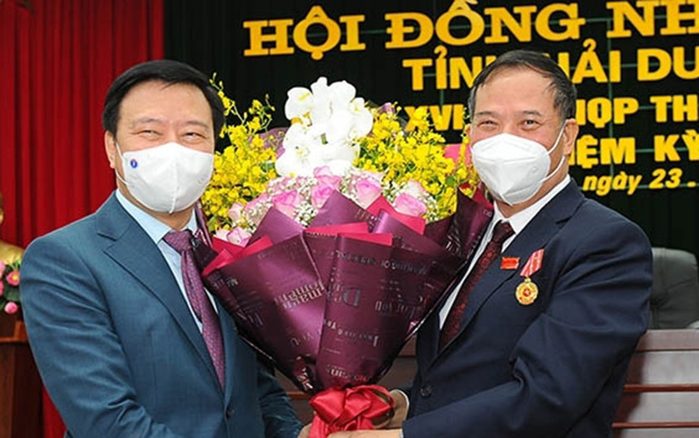 Đồng chí Nguyễn Mạnh Hiển, nguyên Chủ tịch HĐND tỉnh tặng hoa chúc mừng đồng chí Phạm Xuân Thăng (bên trái), tân Chủ tịch HĐND tỉnh Hải Dương. Hải Dương có tân Chủ tịch HĐND tỉnh -0