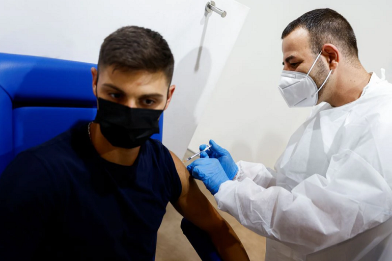 Tiêm ngừa Covid-19 ở Rome, Italia, ngày 5/8/2021. (Ảnh: Reuters) Malaysia dỡ bỏ hạn chế đi lại đối với công dân đã tiêm ngừa Covid-19 đầy đủ -0