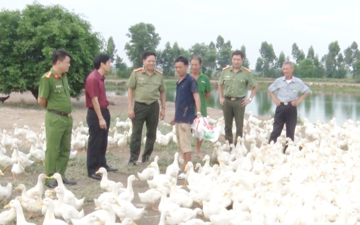 Mô hình trang trại chăn nuôi vịt của anh Lã văn Duẩn, người một thời lầm lỗi, trở về địa phương. Trên lối về của người lầm lỗi -0
