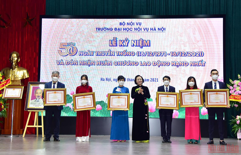 Bộ trưởng Nội Vụ Phạm Thị Thanh Trà trao bằng khen của Thủ tướng Chính phủ cho các cá nhân có thành tích xuất sắc trong công tác, góp phần đào tạo nguồn nhân lực, phục vụ nhu cầu phát triển kinh tế, xã hội của đất nước. (Ảnh: Thành Đạt) Lễ kỷ niệm 50 năm ngày truyền thống trường Đại học Nôi vụ Hà Nội và đón nhận Huân chương Lao động hạng Nhất -8