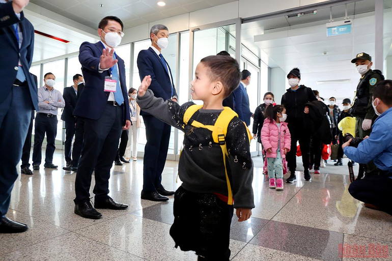 Những công dân Việt Nam tại Ukraine đầu tiên về nước an toàn -0