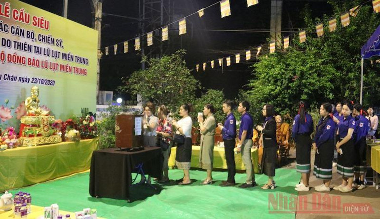 Chùa Phật tích Lào quyên góp ủng hộ đồng bào bị lũ lụt -0