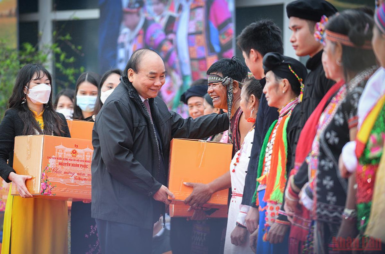 Chủ tịch nước Nguyễn Xuân Phúc dự Ngày hội “Sắc Xuân trên mọi miền Tổ quốc” năm 2022 -0