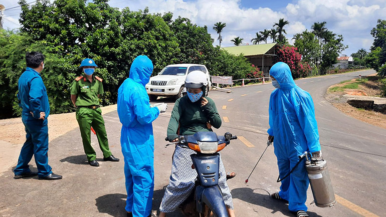 Cán bộ, chiến sĩ Công an và đoàn viên, thanh niên tỉnh Đắk Lắk tích cực tham gia phát khẩu trang y tế phòng, chống dịch bệnh trên địa bàn. Đắk Lắk nỗ lực ngăn chặn dịch bạch hầu -0