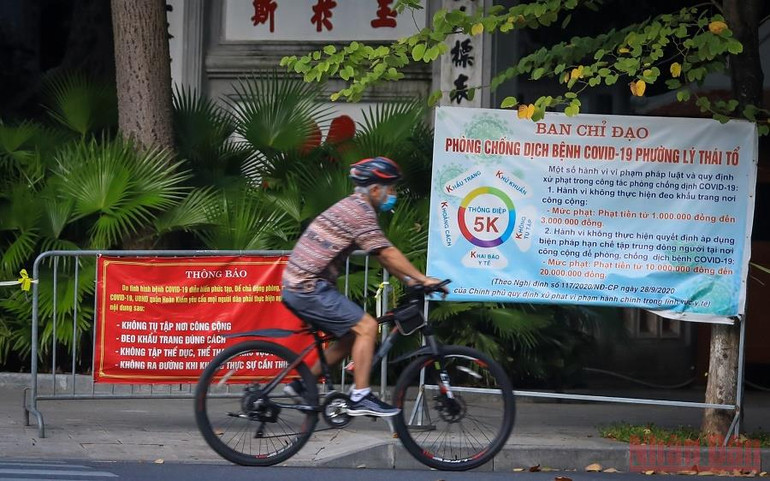 Người dân Hà Nội lại ra đường đạp xe tập thể dục bất chấp lệnh cấm theo Chỉ thị 15 -0