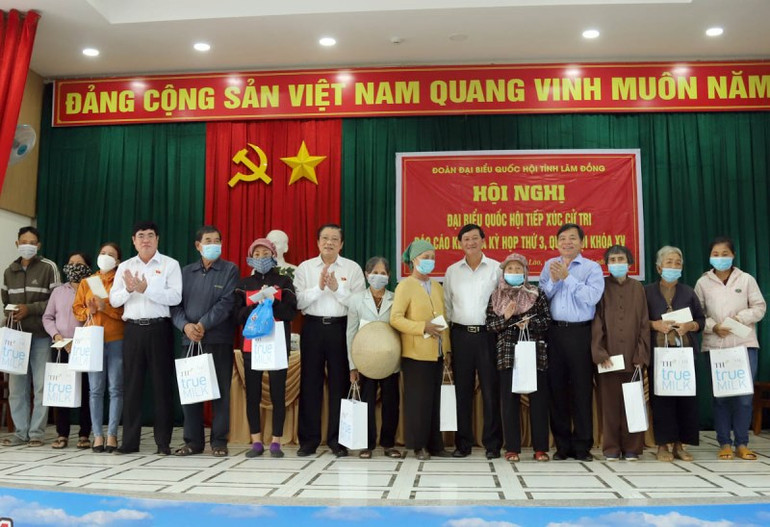 Đồng chí Phan Đình Trạc và lãnh đạo tỉnh Lâm Đồng trao quà tặng các gia đình chính sách, hộ nghèo tại xã Đại Lào, thành phố Bảo Lộc. Trưởng Ban Nội chính Trung ương Phan Đình Trạc tiếp xúc cử tri Lâm Đồng -0