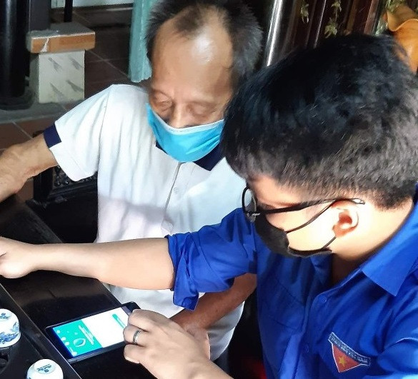 Đi từng ngõ, gõ từng nhà vận động người dân cài Bluezone -0