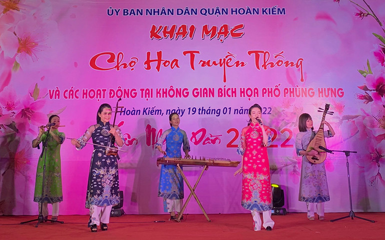 Trình diễn văn nghệ truyền thống phục vụ khách tham quan. Hà Nội khai mạc hoạt động mừng Tết Nhâm Dần trong khu Phố cổ -0