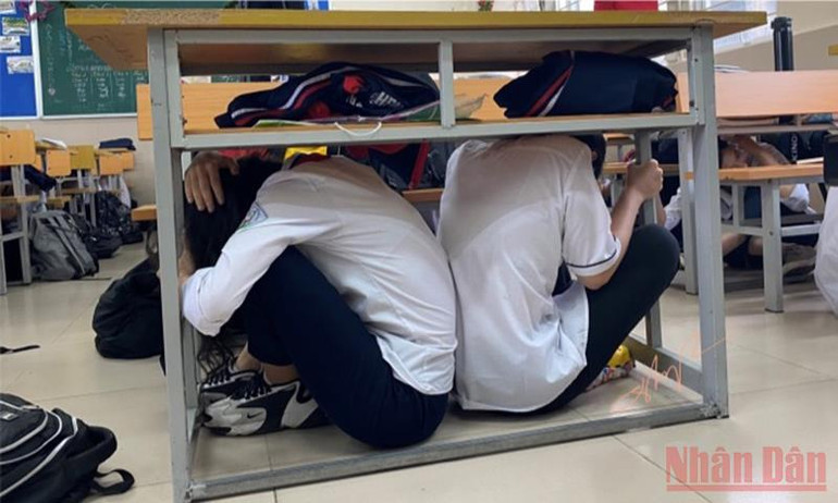 Trong trường hợp có động đất, nếu ở trong nhà, hãy quỳ gối xuống, dùng tay hay bất cứ vật gì có thể che đầu, ẩn nấp dưới cái bàn lớn, chắc chắn. Tuyên truyền kỹ năng phòng tránh rủi ro động đất cho người dân Kon Tum -0