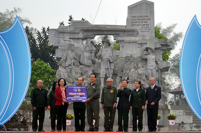 Kỷ niệm 70 năm ngày Bác Hồ tặng thơ Thanh niên xung phong -0