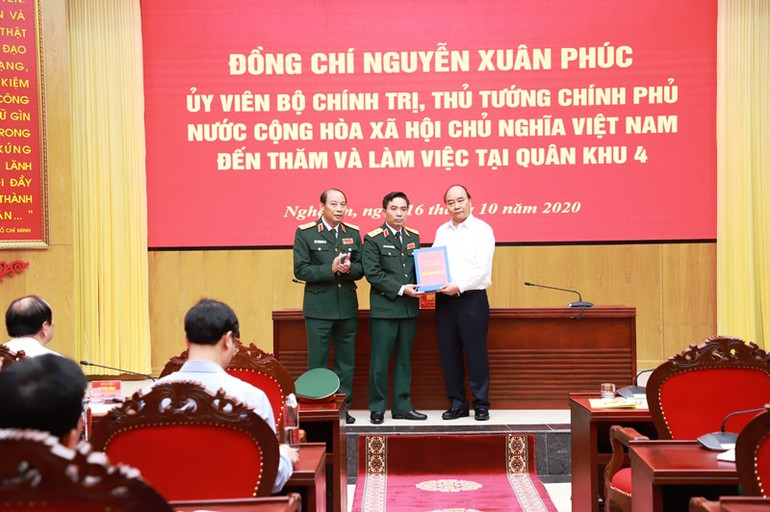 Thủ tướng Nguyễn Xuân Phúc dâng hương tại Khu di tích Kim Liên -0