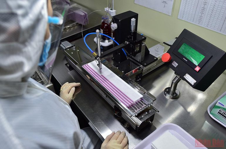 Cận cảnh quy trình sản xuất kit Test nhanh kháng nguyên SARS-CoV-2 “Made in Viet Nam” -0