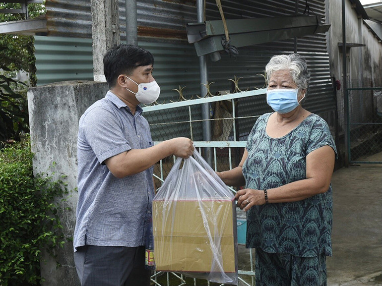 Lãnh đạo Thành ủy Long Khánh (Đồng Nai) tặng quà cho người dân vùng đồng bào dân tộc thiểu số ở phường Xuân Lập. Đồng Nai kỷ luật người đứng đầu để chuyển từ “vùng xanh” sang “vùng đỏ” -0