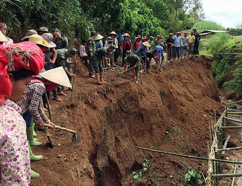 Cán bộ, chiến sĩ Đồn Biên phòng Phiêng Pằn giúp nhân dân tu sửa lại đường giao thông do trận lũ năm 2020 gây sạt lở. Cán bộ, chiến sĩ Đồn Phiêng Pằn giúp dân gặt lúa chạy bão -0