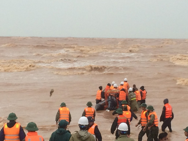 Tiếp tục cứu chín người mắc kẹt trên tàu Vietship 01 -0